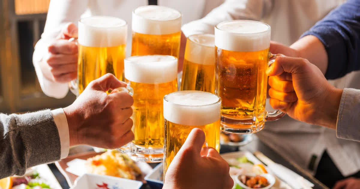 年上部下と上司、どちらが上座に座るべき?職場の士気を高める飲み会のルール