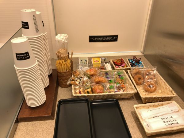 「QUALIA LOUNGE」に置いてあるお菓子
