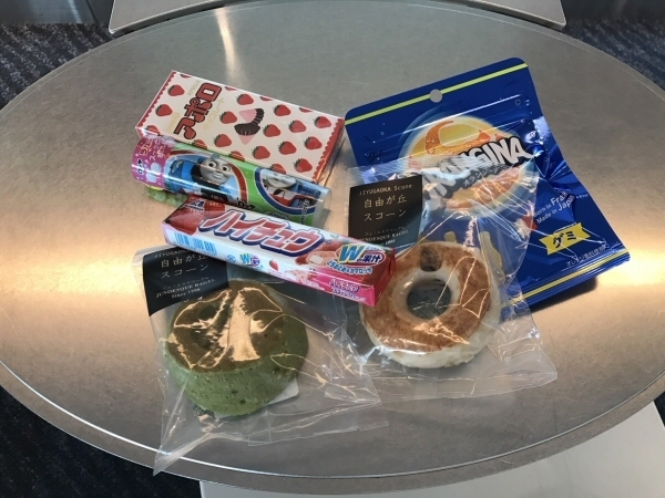 ミール・クーポンで購入したスコーンとお菓子