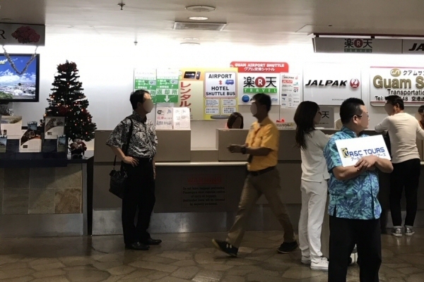 グアム国際空港の「楽天トラベル」カウンター