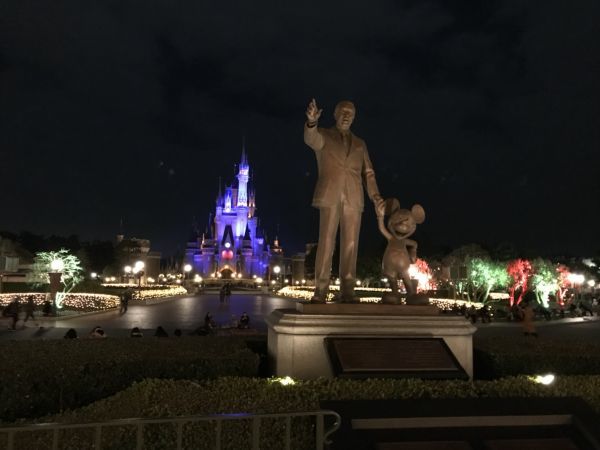 ウォルトディズニーとミッキーマウスの銅像