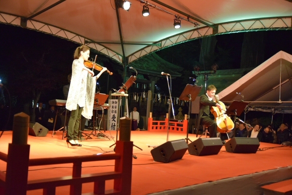 バイオリニストの枝並千花さん、チェリストの古川展生さん、電子ピアノを担当する吹奏楽作曲家の辻峰拓さんの3名による演奏