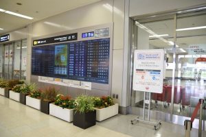 到着ロビーにある「JALスマイルサポート」のピンク色の看板