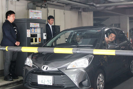 渋滞を引き起こすゲート式駐車場