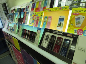 ウィルコムのPHS『誰とでも定額』は、月額2430円。違うキャリアにかけても通話料は変わらない