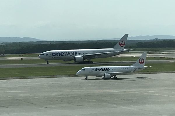 新千歳空港の「サクララウンジ」から見た滑走路