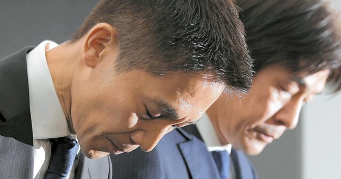 謝罪するリクルートキャリアの小林大三社長(左)