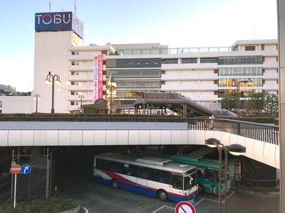 船橋駅の北口には、ペデストリアンデッキ(2階通路)がある