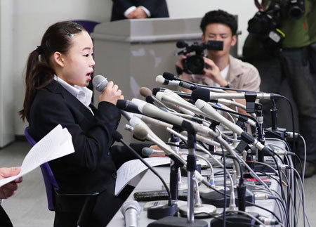 記者会見に臨む体操の宮川紗江選手
