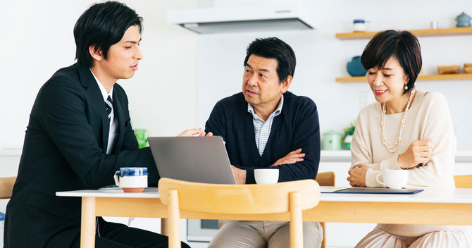 顧客は営業マンに対して、なかなかすぐには本音は言わないものです