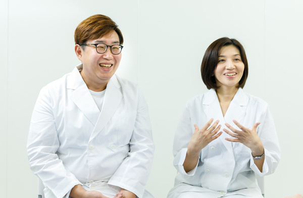 (左)橋本公男 マンダム技術開発センター フェイスケア製品開発室 主任(右)山口あゆみ マンダム基盤研究所 生理解析研究室 主事