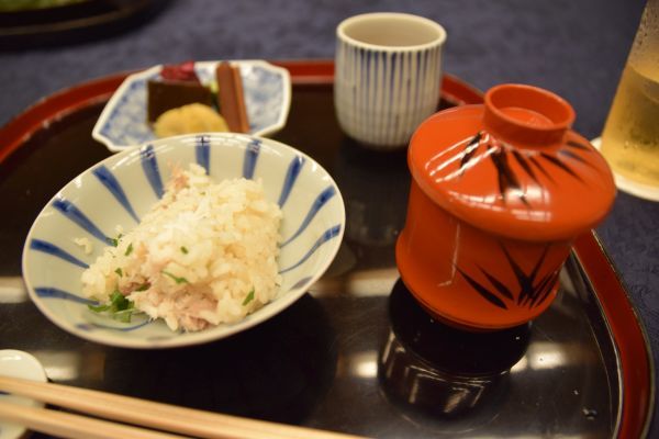 茶碗に盛り付けた「鯛飯」