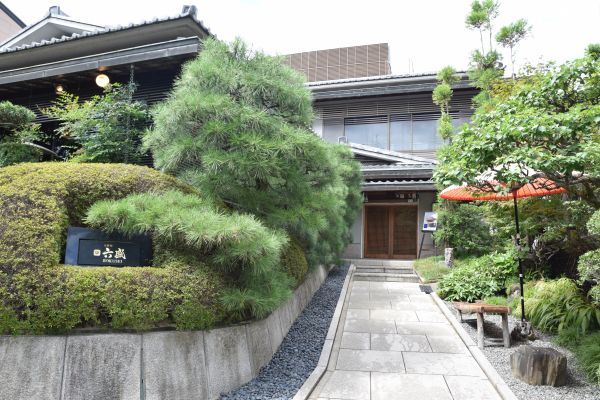 京都にある老舗料亭「六盛(ろくせい)」の外観