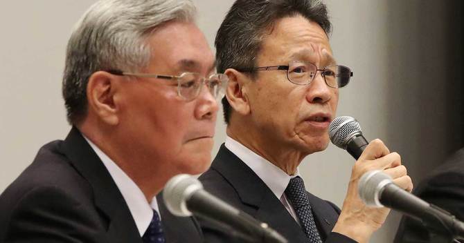 記者会見する関西電力の岩根茂樹社長(右)と八木誠会長