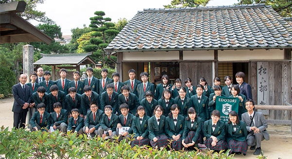 中3の修学旅行は「歴史教育」「平和教育」「国際教育」をテーマに行われる。写真は「歴史教育」で松下村塾(山口県)を訪れたときのもの。幕末の先覚者・吉田松陰の志に思いをはせる