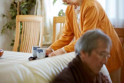 貯金ゼロで80代両親と同居、「55歳独身女性」の老後が危うい理由