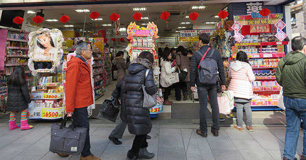 業績好調な化粧品、ドラッグストア業界 業績好調な化粧品、ドラッグストア業界