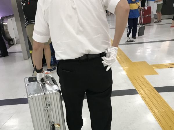 空港送迎サービスの運転手