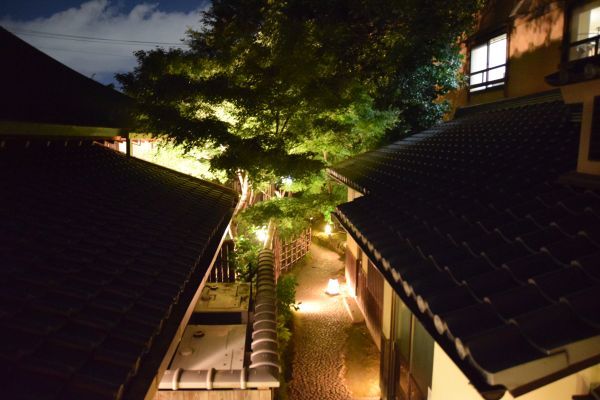 圓徳院から見える「石塀小路」