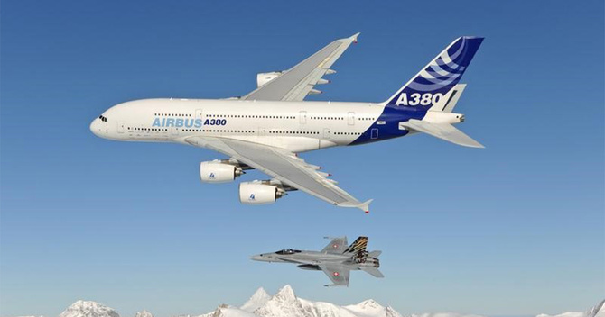 スイス東部上空を試験飛行するエアバスA380