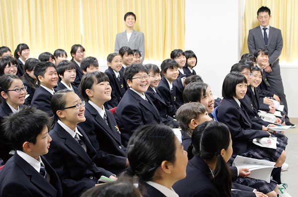 男子生徒の入学で活気づくオリエンテーションの様子