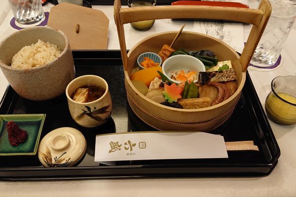 「六盛」の「手をけべんとう」