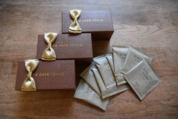 「ケンズカフェ東京」の箱とTEEJの紅茶