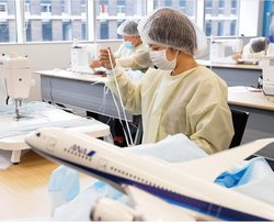 航空需要の激減で仕事がなくなり、医療用防護服作りの支援に回ったANAの社員たち。