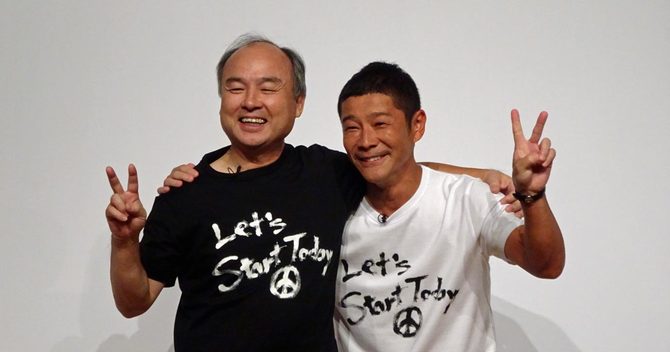 孫正義氏(左)とはしゃぐ前澤友作氏は、借金も返済して再スタート