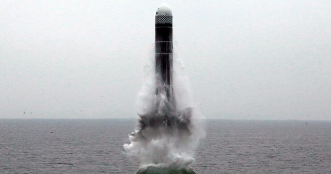 北朝鮮の新型の潜水艦発射弾道ミサイル(SLBM)と見られるミサイル