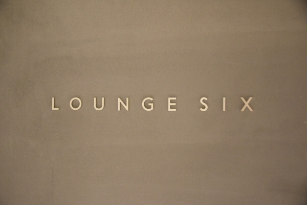 小さい文字で「LOUNGE SIX」と書いてあった