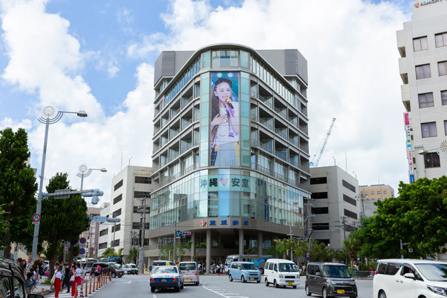 琉球新報本社にかかる安室奈美恵の巨大ポスター