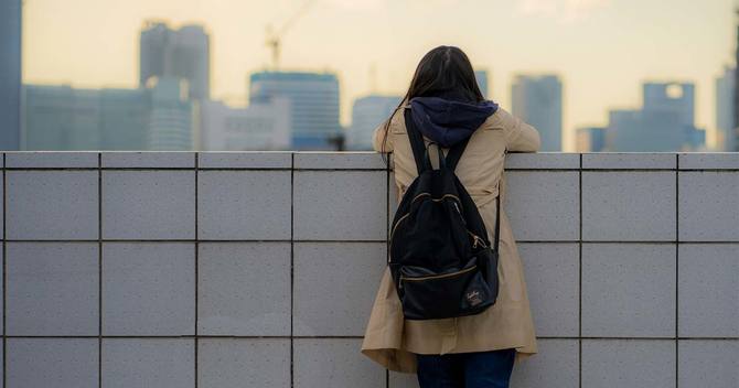 黄昏る女性