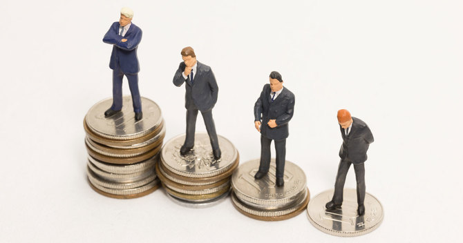 自分でモノを深く熟慮できない(考えられない)人が増えていて、そのような人たちが企業の中枢にもたくさんいます。考えない人ほど周囲から「仕事ができる人」と勘違いされやすく、昇進しやすい傾向にあるからです。そんな人々が増えれば、組織や企業は衰退します。