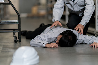 職場で倒れる男性