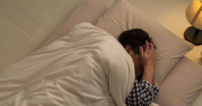 冬季うつは、不眠や虚飾といった一般的なうつ病とは真逆の症状が出ます。
