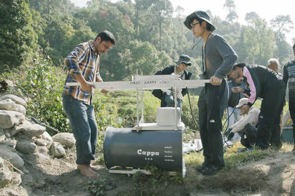 茨城企業の「小川で水力発電」できる発電機が新興国を救う
