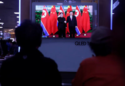 5月、韓国ソウルでTVニュースを眺める人々 5月、韓国ソウルでTVニュースを眺める人々