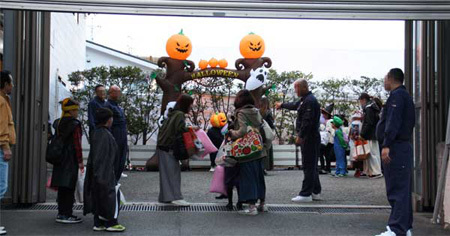 山口組のハロウィーンの菓子配りを徹底検証しました。
