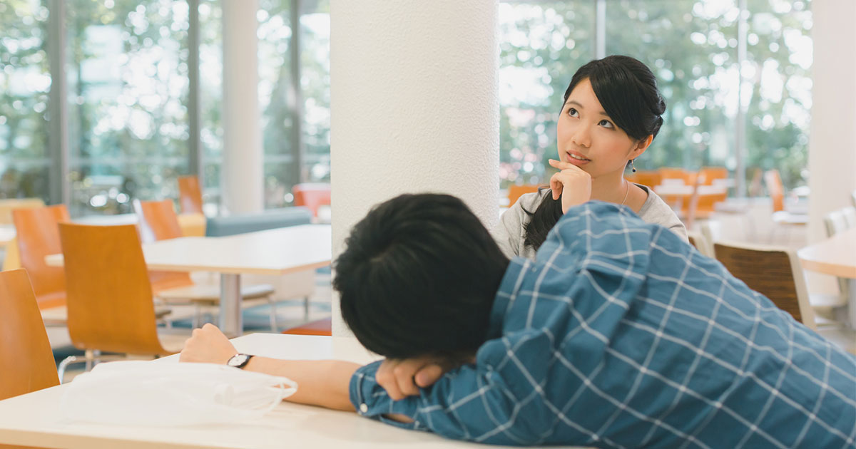 サッカーやAKBなど興味ない話題を延々と語られた際の満点の対応法とは?