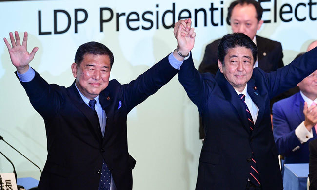 自民党総裁選を戦った石破元幹事長(左)と安倍首相