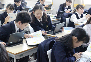 全生徒がタブレットを使用、ICT教育も推進している