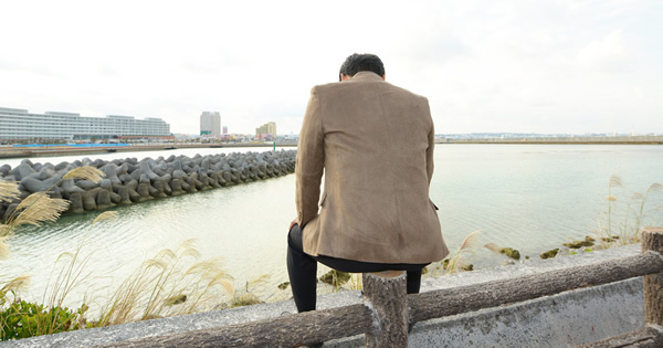 あなたの背後に悪霊が見える――。弱った会社員をカモにする破滅の罠(上)