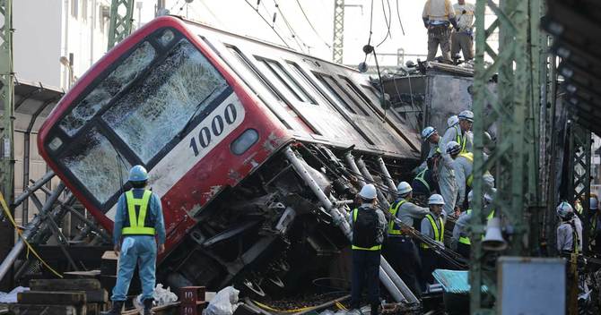トラックと衝突して脱線した京急電鉄の車両