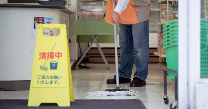 清掃中のコンビニ
