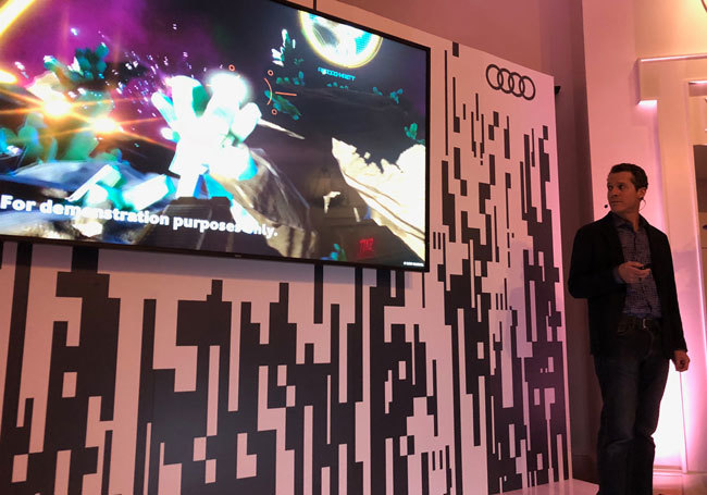 ホロライドを使った宇宙空間ゲームについて説明するアウディ関係者