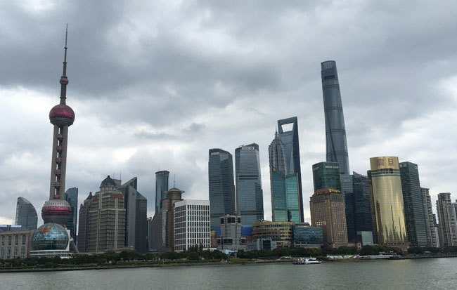 変調が始まる中国・上海の経済。見出しこそ控えめだが、新聞を開けばその「変調」が伝わってくる