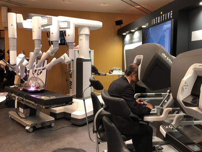 展示ブースでの手術支援ロボット「ダヴィンチ」。国内で約350台が導入され、今年から手術を開始する医療機関も続々。2代目を購入するところも