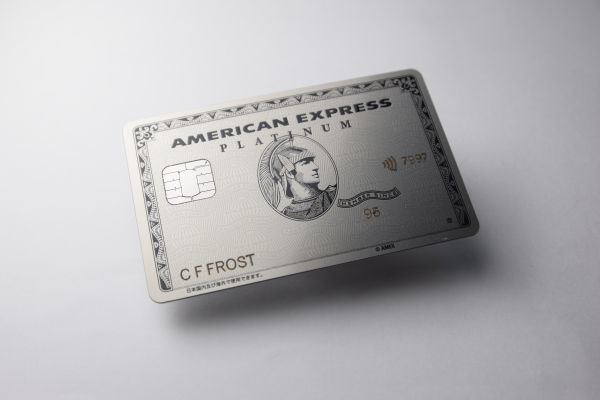 「アメリカン・エキスプレス・プラチナ・カード」のメタルカードの表