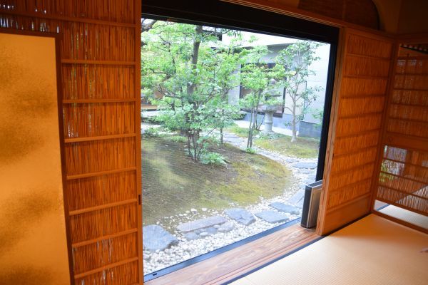 「魚三楼」の個室から見られる庭園